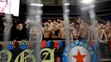 Radosť fanúšikov Sparty Praha na rímskom štadióne Lazia po víťaznom zápase v osemfinále EL UEFA.