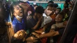Na snímke muži plačú nad mŕtvym telom muža, ktorý bol zabitý na protivládnych protestoch v Bangladéši.