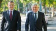 Minister pôdohospodárstva Ľubomír Jahnátek prišiel na rokovanie vlády pešo.