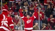 Hokejista Detroitu Red Wings Tomáš Tatar (vpravo) sa teší so svojím spoluhráčom a krajanom Tomášom Jurčom z gólu do siete Boston