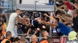 Na snímke vpravo jeden z fanúšikov Slovana vbehol na ihrisko a pridal sa k roztržke hráčov oboch mužstiev.