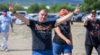 Fanúšikovia počas príchodu na koncert AC/DC.