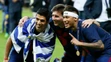 Útočné trio FC Barcelona Luis Suarez, Lionel Messi a Neymar pózujú fotografom pred trofejou pre víťaza Ligy majstrov.