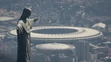Na snímke gigantická socha Krista Spasiteľa, ktorá je umiestená na vrchu Corcovado, a za ňou štadión Maracaná.