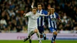 Luka Modrič (Real Madrid) a Pedro Mosquera (Deportivo La Coruña) vo súboji o loptu.