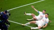 Český hráč Lukáš Provod (vpravo) oslavuje so spoluhráčom Davidom Douderom úvodný gól.