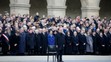 Politici stoja počas francúzskej hymny na pamiatku 130 obetí parížskych atentátov z 13. novembra.