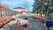 Na snímke mŕtve telá ležia na zemi po ruskom raketovom útoku na železničnú stanicu v meste Kramatorsk.