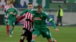 Iker Muniain (vľavo) z Bilbaa stíha v dueli EL kapitána Rapidu Viedeň Maria Sonnleitnera.