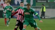 Iker Muniain (vľavo) z Bilbaa stíha v dueli EL kapitána Rapidu Viedeň Maria Sonnleitnera.