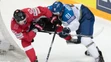 Súboj hráčov švajčiarskeho a kazašského tímu počas duelu na MS v Rusku.