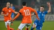 Na snímke Slovák Milan Škriniar (vpravo) a dvojica Holanďanov Jorrit Hendrix (vľavo) a Thom Haye (uprostred)