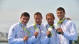 Slovenský štvorkajak v zložení zľava Denis Myšák, Erik Vlček, Juraj Tarr a Tibor Linka pózuje so striebornými medailami.