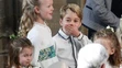 Princ George a jeho grimasy. 