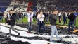 Fanúšikovia Lyonu a Besiktasu vtrhli na trávnik pred štvrťfinále EL.