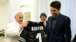 Kapitán Juventusu Turín Gianluigi Buffon (vpravo) odovzdal pápežovi Františkovi podpísaný futbalový dres klubu počas audiencie v