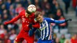 Robert Lewandowski (vľavo) a Sebastian Langkamp v hlavičkovom súboji.