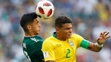 Vľavo mexický hrác Raul Jimenez v súboji o loptu s Brazílčanom Thiago Silva.