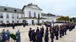 Príslušníci Čestnej stráže stoja pri rakve s ostatkami prezidenta Michala Kováča počas poslednej rozlúčky na nádvorí Prezidentsk