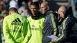 Nový tréner Realu Madrid Zinedine Zidane stojí vedľa Cristiana Ronalda počas jeho prvého tréningu 5. januára 