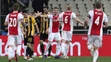 Hráč Ajaxu Dusan Tadič (uprostred) oslavuje so spoluhráčmi druhý gól do bránky AEK.
