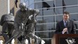 Mario  Lemieux reční pred davom pri slávnostnom odhalení  svojej sochy pred sídlom klubu NHL Pittsburgh Penguins (7. marca 2012)