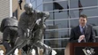 Mario Lemieux reční pred davom pri slávnostnom odhalení svojej sochy pred sídlom klubu NHL Pittsburgh Penguins (7. marca 2012)