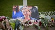 Kvety na znak úcty pri obrázku zabitej britskej labouristickej poslankyne Jo Coxovej neďaleko parlamentu v Londýne..