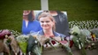 Kvety na znak úcty pri obrázku zabitej britskej labouristickej poslankyne Jo Coxovej neďaleko parlamentu v Londýne..