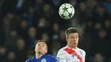 Strelec Leicestru Jamie Vardy (vľavo) v hlavičkovom súboji proti Brandonovi Machelemu z Clubu Bruggy v dueli LM.