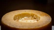 Casu marzu - syrový bochník zo Sardínie plný červíkov.