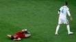 Salah leží v bolestiach na trávniku po zrážke s Ramosom.