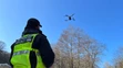 Do pátrania už zapojili aj dron a vrtuľník.