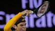 Miloš Raonič odvracia úder v semifinále Australian Open proti Andy Murrayovi.