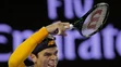 Miloš Raonič odvracia úder v semifinále Australian Open proti Andy Murrayovi.