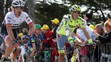 Alberto Contador (vpravo) po páde a Fabian Cancellara.