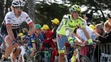Alberto Contador (vpravo) po páde a Fabian Cancellara.