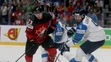 Fín Joel Kiviranta (v strede) v obkľúčení Kanaďanov vľavo Anthony Mantha a Kyle Turris vo finále MS 2019.