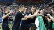 Chorvátski futbalisti utešujú fotografa, ktorého v eufórii zvalili po víťaznom góle na zem.