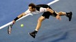 Andy Murray odvracia loptičku Miloša Raoniča v semifinále AO.