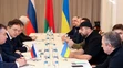 Mierové rokovania medzi Ruskom a Ukrajinou. Naľavo ruská delegácia, vpravo ukrajinská.