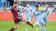 Na snímke vpravo Eric Ramírez (Slovan) a vľavo Boris Godál (Podbrezová)