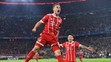Joshua Kimmich z Bayernu skáče po góle v sieti Realu v prvom semifinále LM.