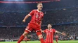 Joshua Kimmich z Bayernu skáče po góle v sieti Realu v prvom semifinále LM.