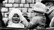 Na archívnej snímke z roku 1927 princezná Alžbeta počas jazdy v koči  v anglickom Windsore.