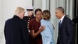 Barack Obama s manželkou Michelle a  Donald Trump  so svojou manželkou Melaniou pred Bielym domom.