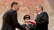 Michal Handzuš preberá Medailu prezidenta SR z rúk Andreja Kisku.