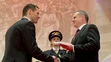 Michal Handzuš preberá Medailu prezidenta SR z rúk Andreja Kisku.
