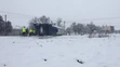 Prevrátená cisterna z havarovaného kamiónu vo Fiľakovských Kľačanoch.