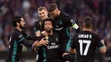 Marcelo (v strede) prijíma gratulácie od spoluhráčov z Realu po góle v prvom semifinále LM proti Bayernu.
